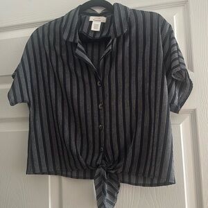 Navy/pinstripe short sleeve shirt. Tied at the waist.